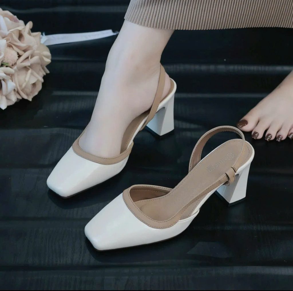 Cận cảnh búp bê cao gót